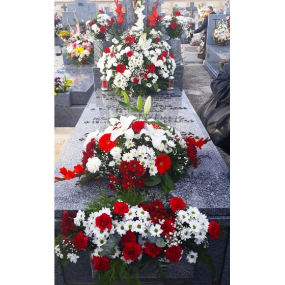 Arreglos  funerarios con flores de temporada en tonos blancos y rojos. Mejorada del campo Velilla de san Antonio.