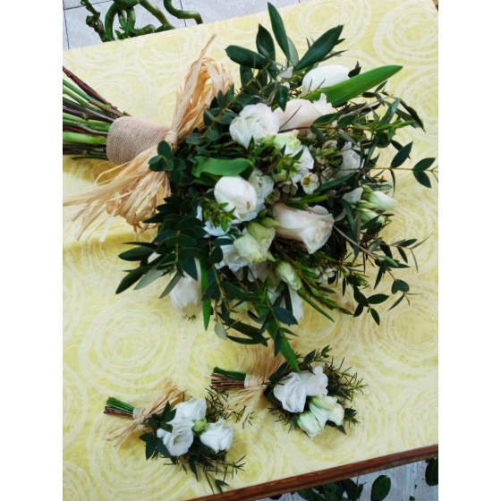 Ramo de novia con lisianthus blanco, rosas blancas, flor de cera, dos tipos de eucalipto y ramas de olivo. Que te parece?