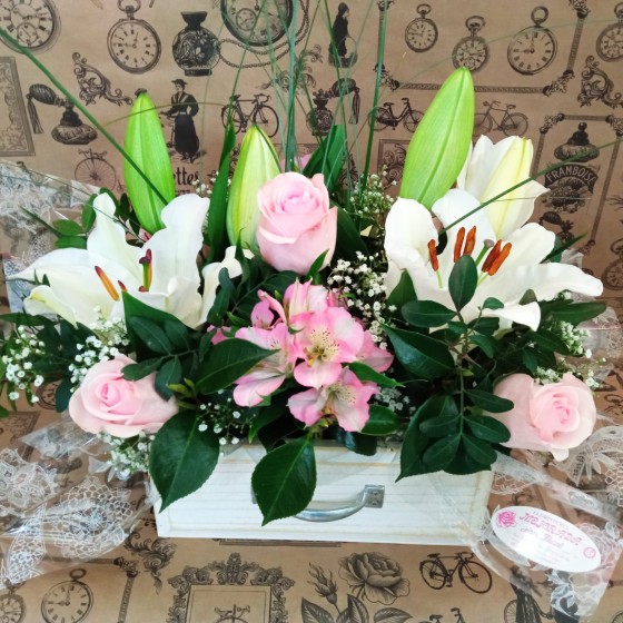 Cajón de madera compuesto por rosas y flor variada, perfecto para regalar!!! Mejorada del Campo, Velilla de San Antonio