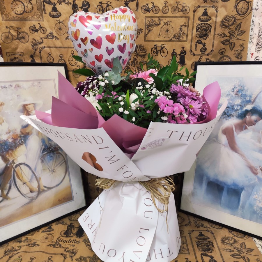 Ramo  de flores variadas envuelto en papel coreano con globo corazón