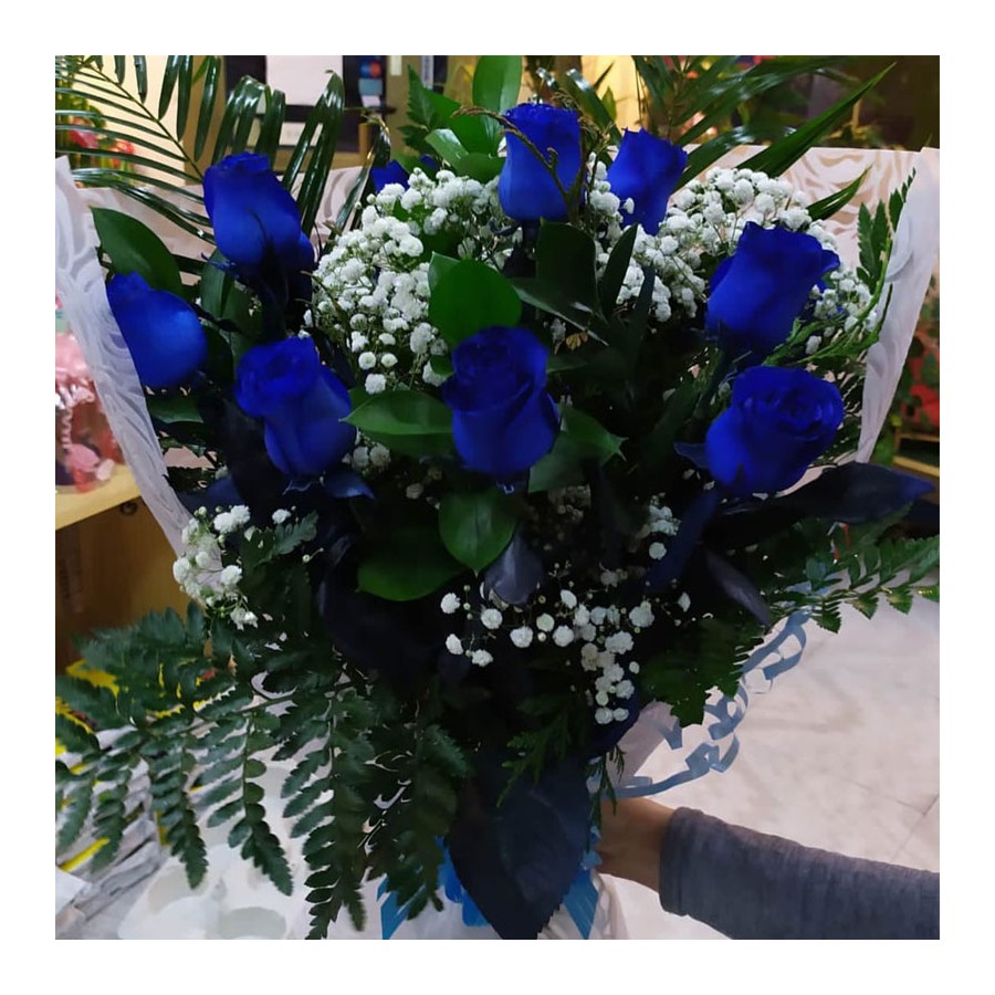 Ramo de rosas azules con distintos tipos hojas verdes. Mejorada del campo Velilla de san Antonio.