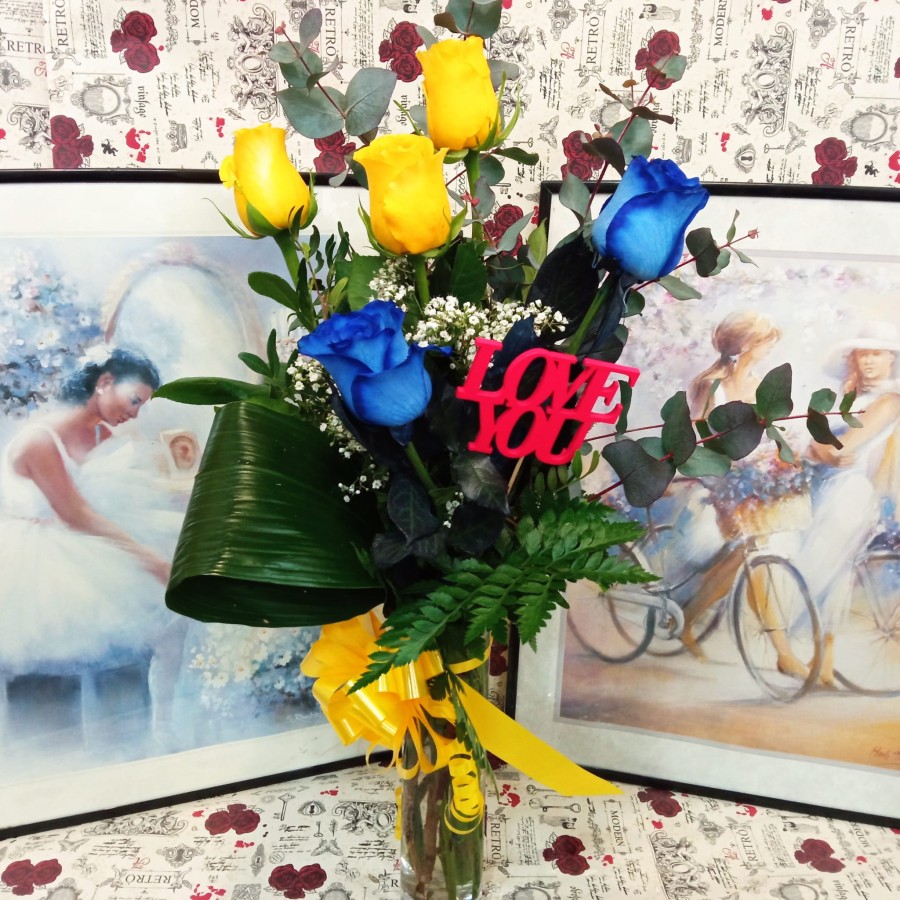 Ramo de rosas azules y amarillas acompañadas de distintos tipos hojas  verdes y flores blancas. Ideal para celebrar cualquier eve